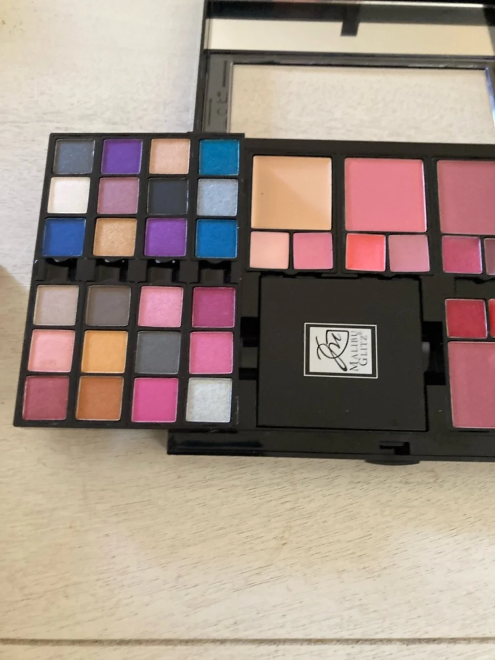 Malibu Makeup Glitz Multicolor Eyeshadow Palette